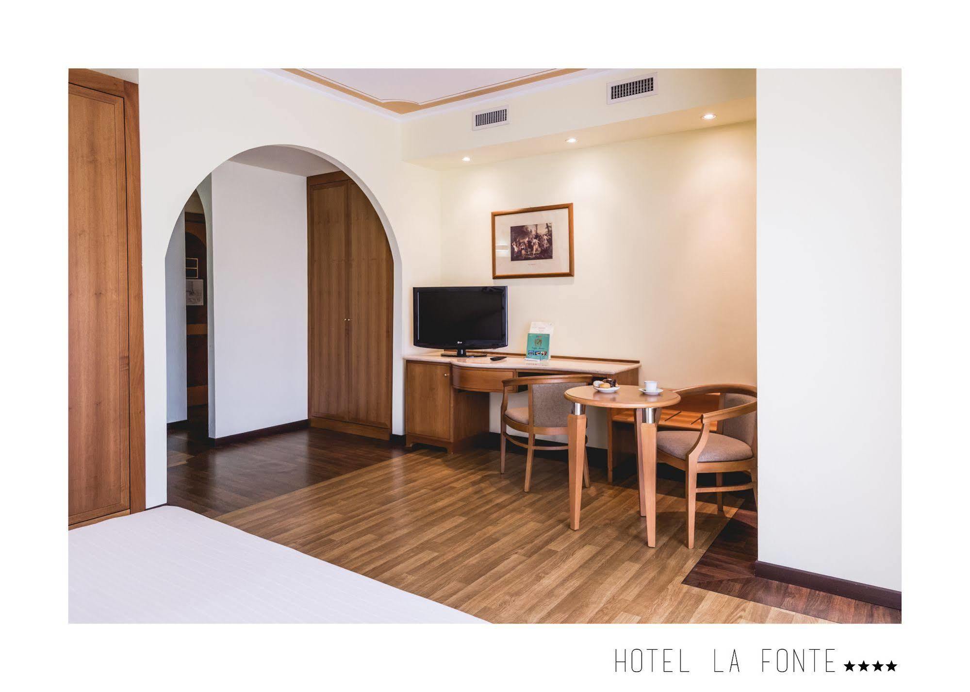 La Fonte Hotel Ome Luaran gambar